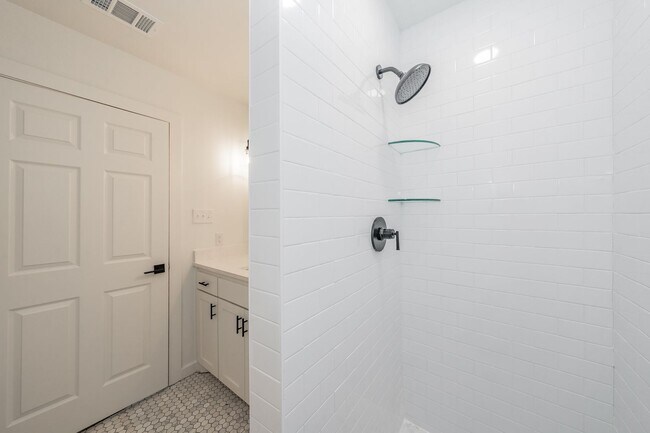 Building Photo - CHARMING HOME Close to TCU Campus!