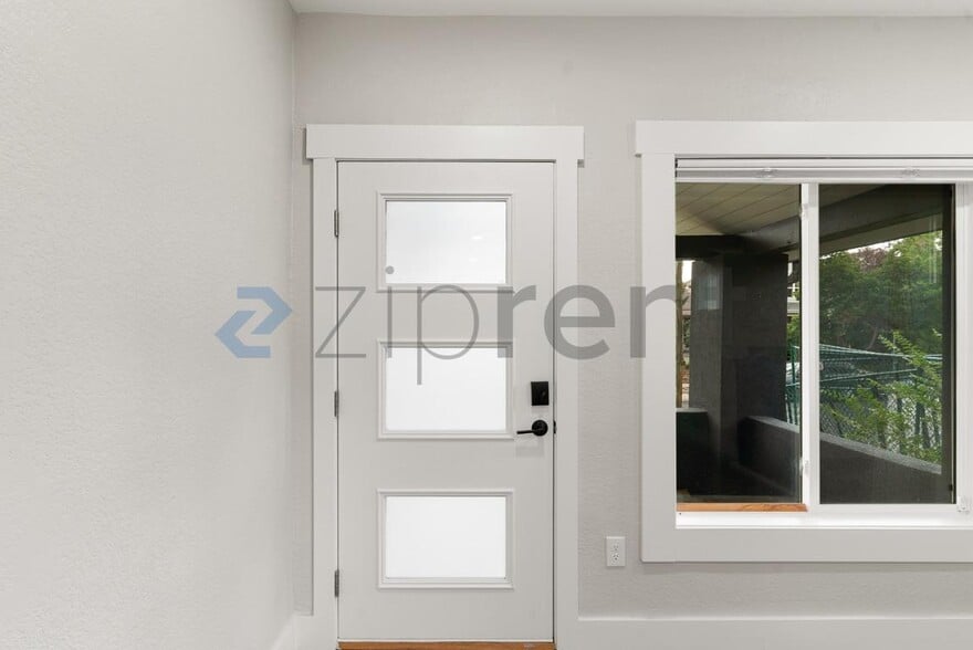 Building Photo - Unit