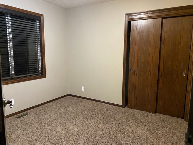 Building Photo - Gorgeous Elkhorn 4 Bed 3 Bath Home!