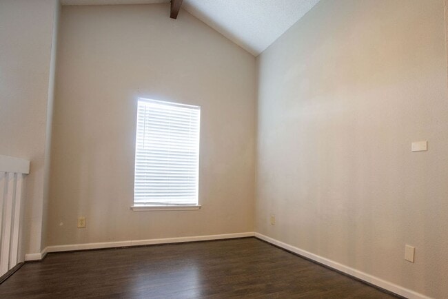 Building Photo - Beautiful 2 Bedroom, 2 Bath Townhome in Gated Community! $400 off first month rent!