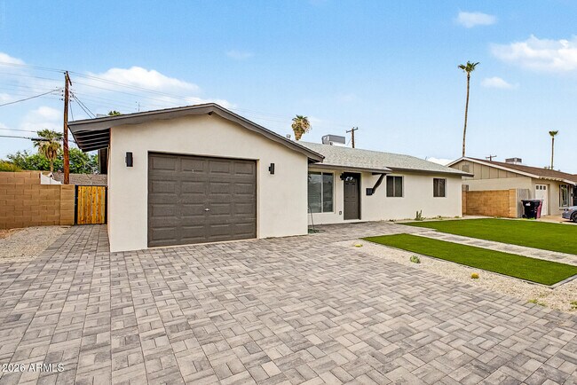 Building Photo - 8440 E Palm Ln