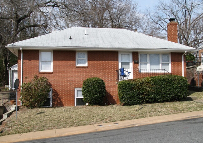 Building Photo - 804 St James Cir