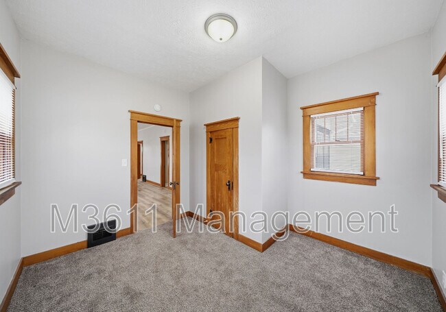 Building Photo - 6928 Ballard Ave