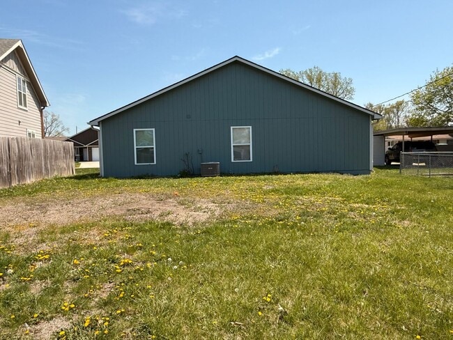 Building Photo - Updated 3 bedroom 2 bath