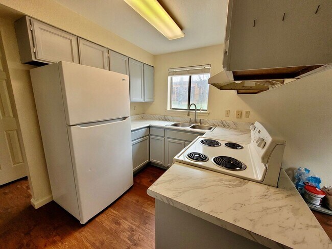 Building Photo - 508 E 7th St