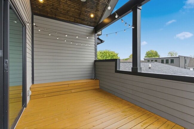 Building Photo - 1708B 15th Ave S