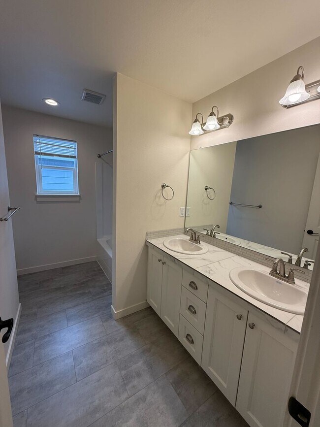 Building Photo - Immaculate 3B/2.5Ba Home in Ridgefield! Available NOW!