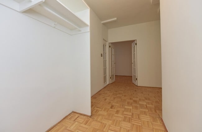 Building Photo - Spacious & Bright Junior 1 Bedroom at River Place East