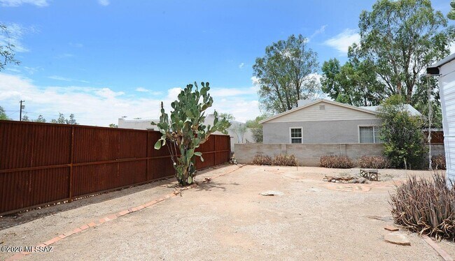 Building Photo - 3326 E Elida St