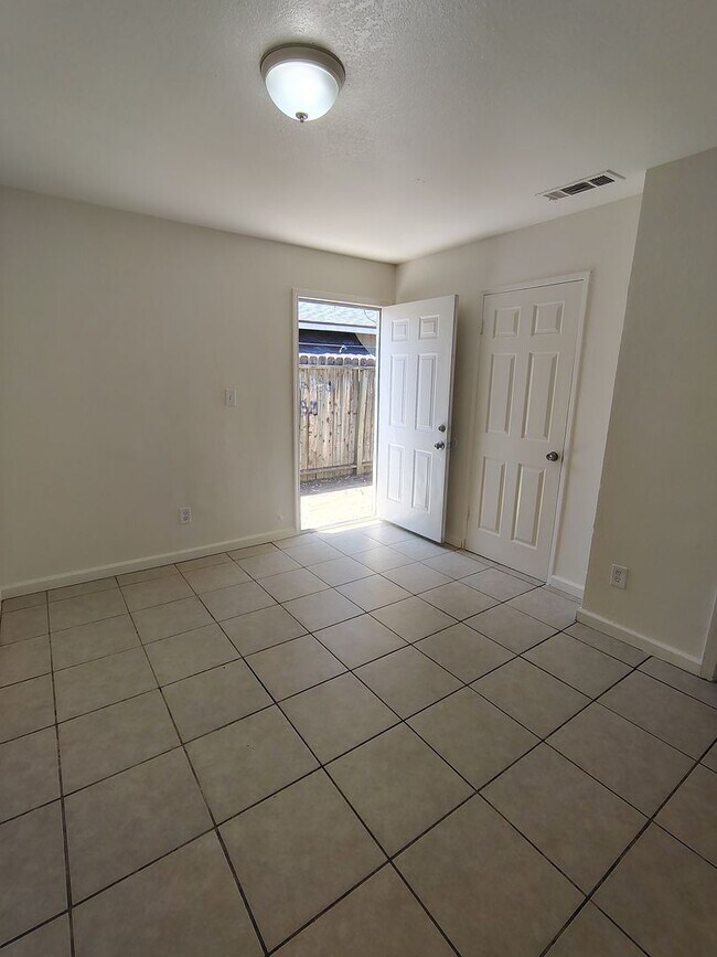 Building Photo - 2 Bed / 1 Bath – Gated Unit with Private Patio | Bakersfield