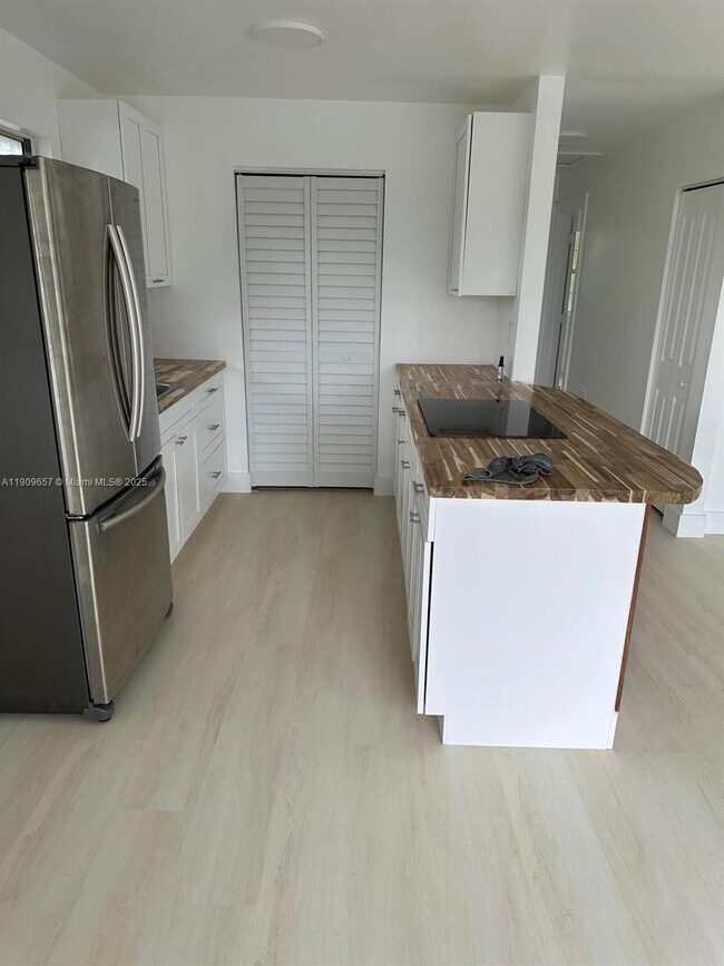 Building Photo - 420 Burning Tree Ln