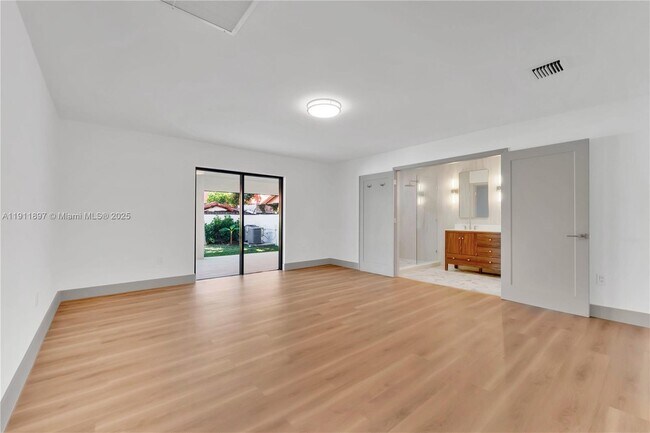 Building Photo - 443 SW 21st Rd