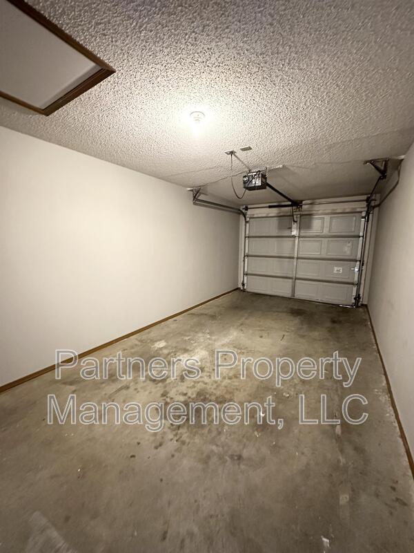 Building Photo - 5707 Sara St