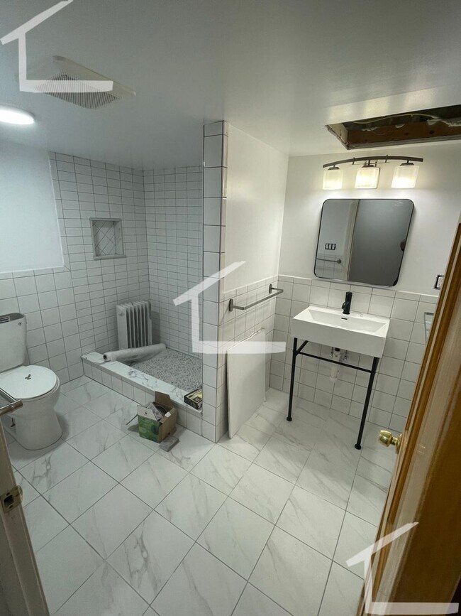 Building Photo - Renovated 4 Bed W/ 2 Full Baths! Heat/hot ...