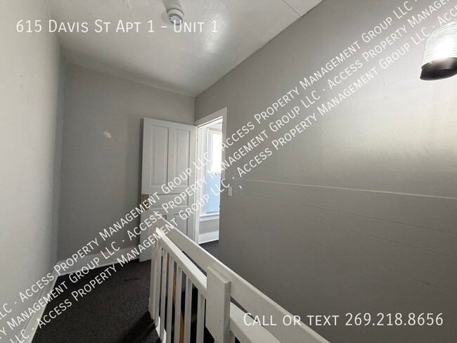 Building Photo - 615 Davis St