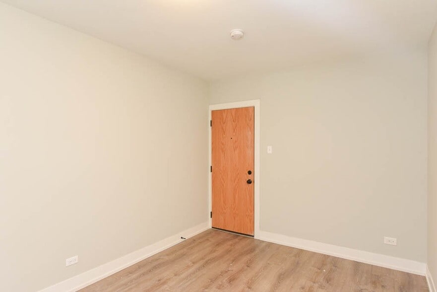 Building Photo - 546 W Belden Ave