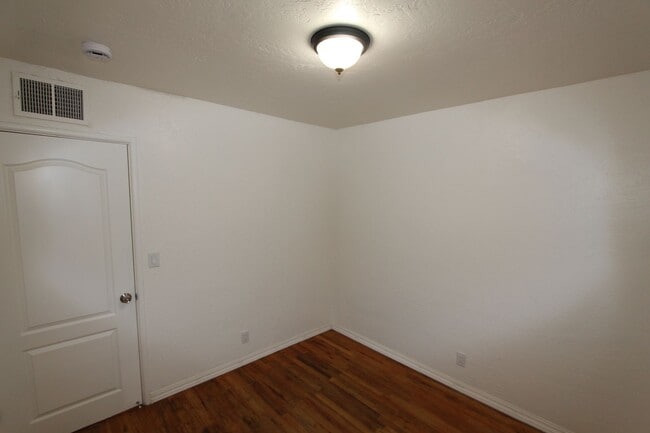 Building Photo - 4 bedroom Sunnyside Home