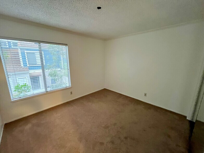 Building Photo - 8 Allenwood Ln