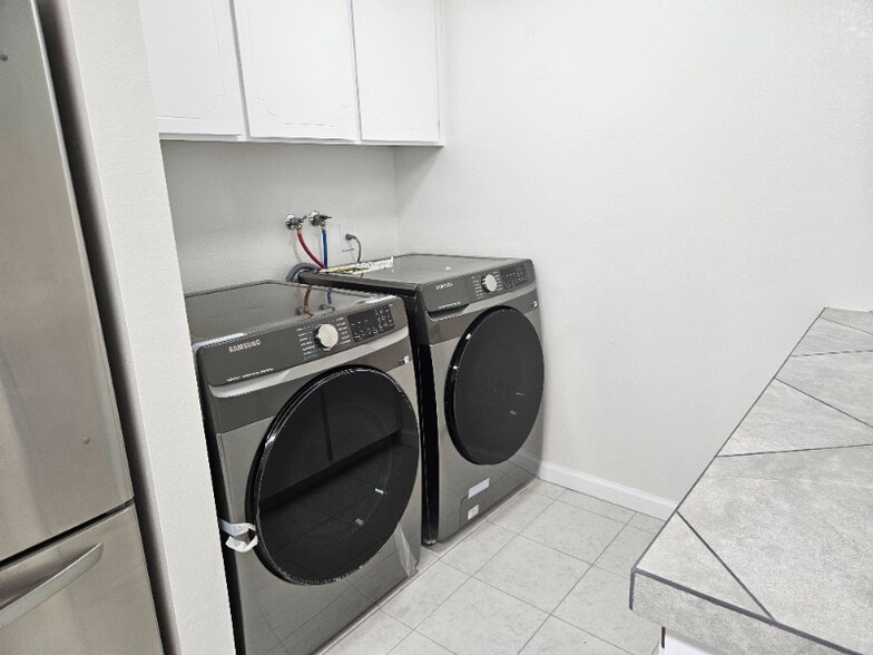 Building Photo - 5025 Valley Crest Dr
