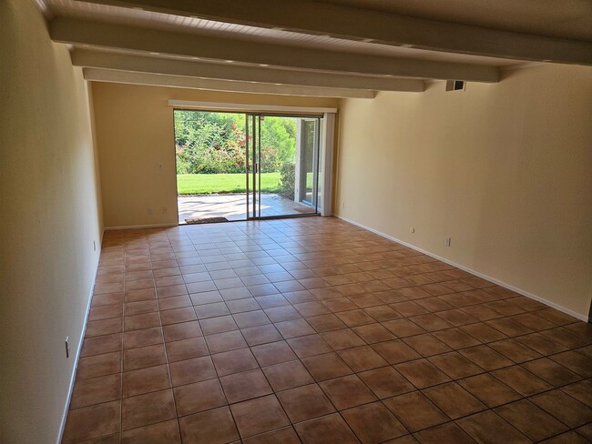 Building Photo - Great 2 Bedroom 2 Bathroom On The Golf Cou...