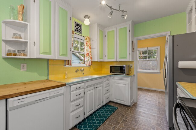 Building Photo - 1411 W Fort St