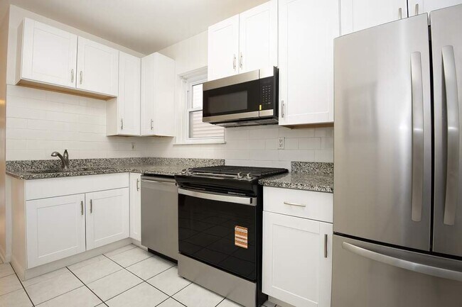 Building Photo - 3834 N Hermitage Ave