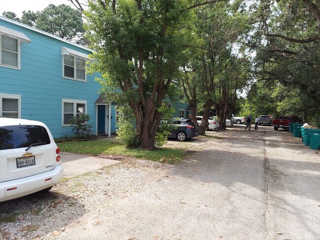Building Photo - La Marque 6 Unit