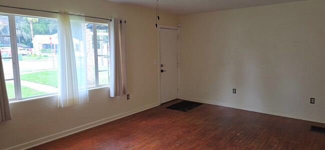 Building Photo - 2 bed 1 bath just a short walk to downtown...