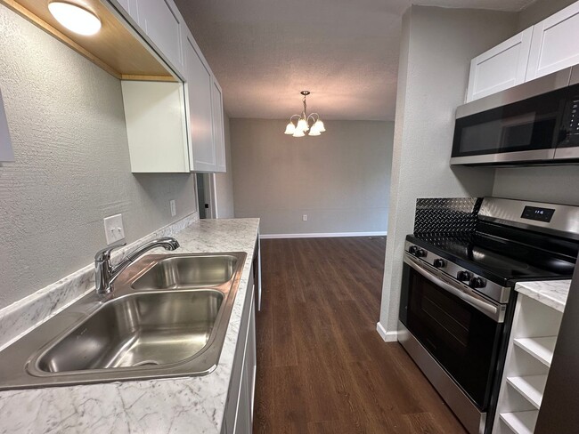 Building Photo - 2 Bedroom, 1 Bathroom Newly Remodeled Duplex