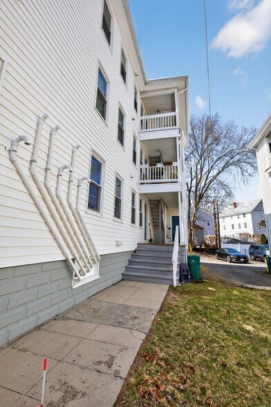 Building Photo - 187 County St