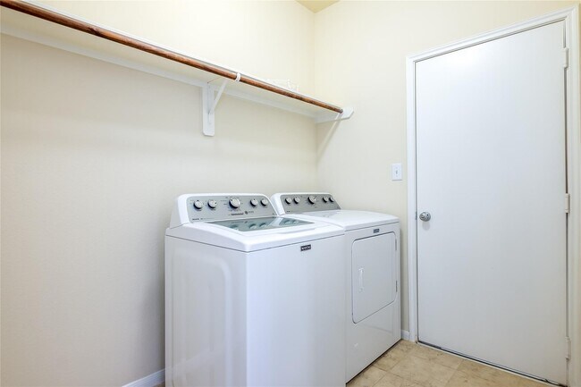 Building Photo - 8919 Inglebrook Ln