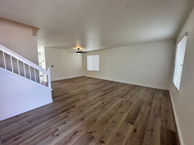 Building Photo - A stunning 4-bedroom haven, fully renovate...