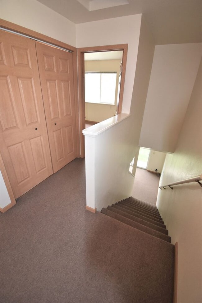 Building Photo - Centrally Located 3b 1.5ba Townhouse with attached Garage and Patio!