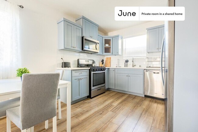 Building Photo - Private bedroom in 3 bed/3.5 bath Home