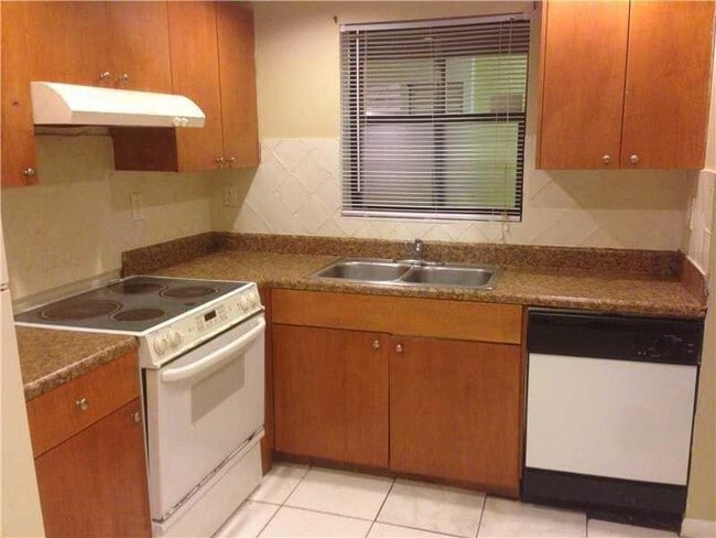 Building Photo - 3021 Riverside Dr