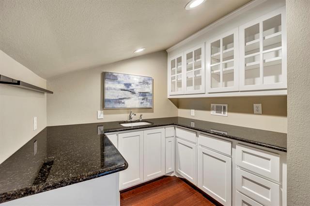 Building Photo - 6227 Lakeshore Dr