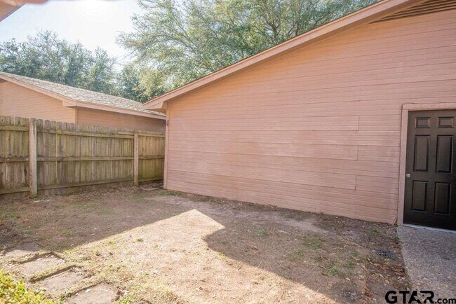 Building Photo - 5823 Hollytree Dr