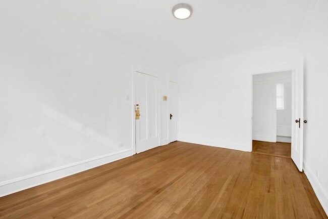 Building Photo - 4742 W Roscoe St