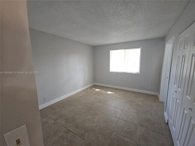 Building Photo - 713 Gardens Dr