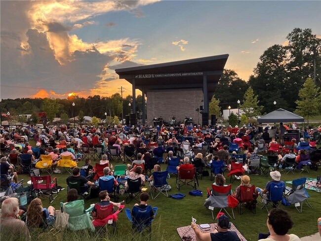 Building Photo - 4979 Paris Ave