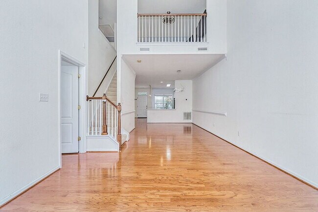Building Photo - 985 Lambourne Ln