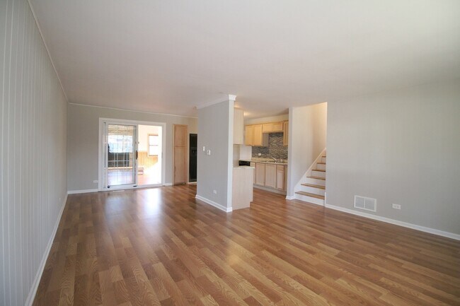 Building Photo - 460 E Thacker St