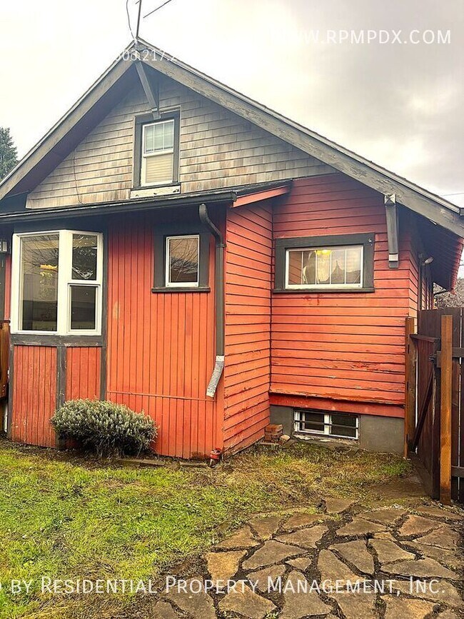 Building Photo - 214 NE Bryant St