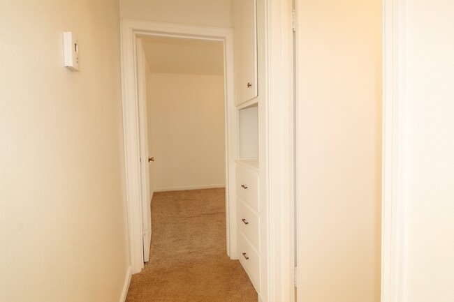 Building Photo - Comfort and Convenience in NE Bend. Pet-Fr...