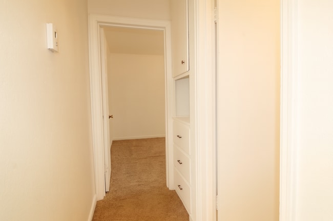 Building Photo - Comfort and Convenience in NE Bend. Pet-Friendly, 2-Bedroom Gem!