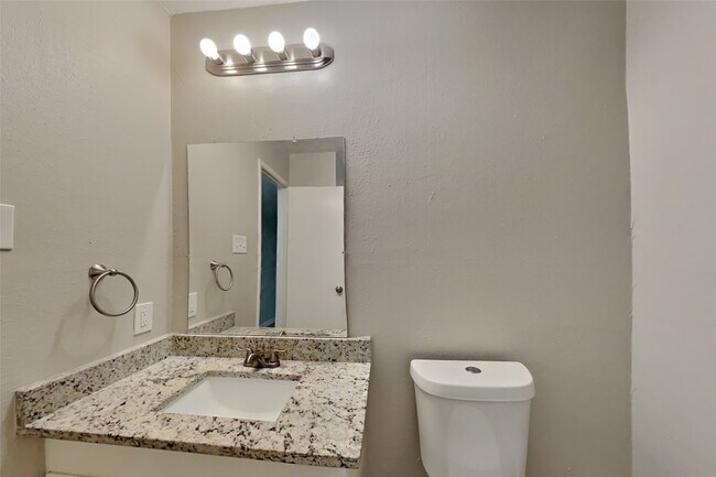Building Photo - 2102 Turtle Creek Dr