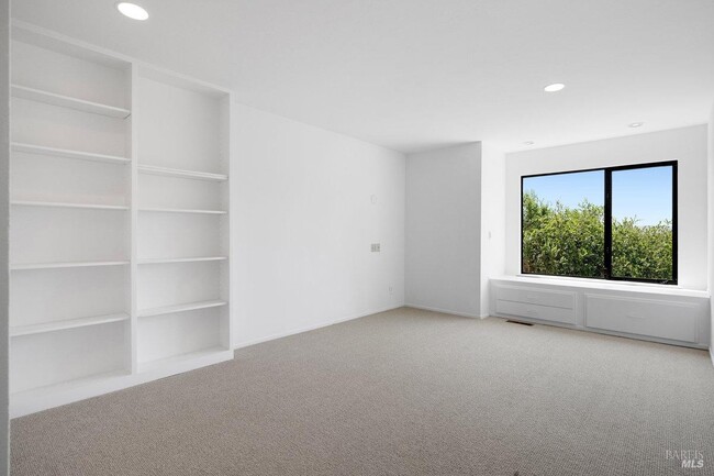 Building Photo - 19 Venado Dr