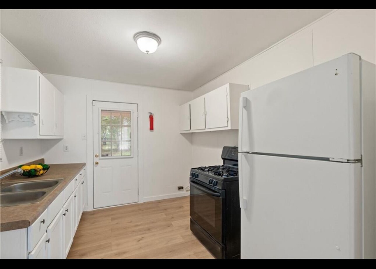 Building Photo - 1208 Creekway Dr