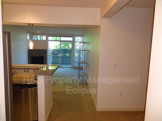 Building Photo - 211 Kirkland Ave