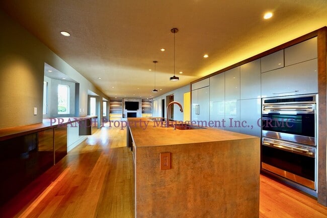Building Photo - Sleek, Expansive, Designer Home with Priva...